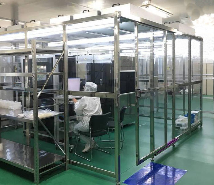 百級潔凈棚配置由FFU、初效過濾器、高效過濾器過濾，再加風(fēng)淋室、傳遞窗等凈化設(shè)備才能達到效果。